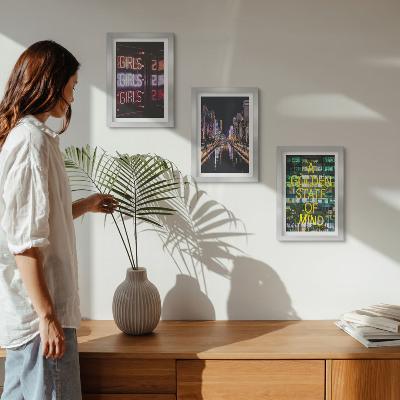 Conjunto de 3 quadros decorativos Letreiros de néon da cidade à noite com vista para o rio.