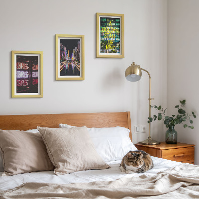 Conjunto de 3 quadros decorativos Letreiros de néon da cidade à noite com vista para o rio.