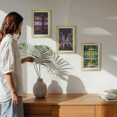 Conjunto de 3 quadros decorativos Letreiros de néon da cidade à noite com vista para o rio.