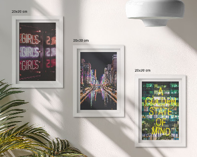 Conjunto de 3 quadros decorativos Letreiros de néon da cidade à noite com vista para o rio.