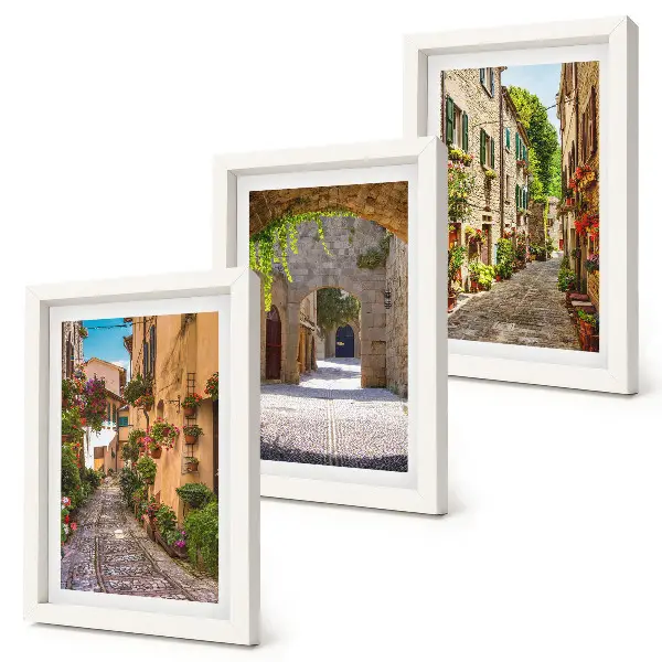 Tríptico com moldura retratando ruas italianas com flores e arquitetura paisagística