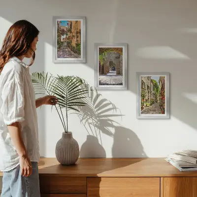 Tríptico com moldura retratando ruas italianas com flores e arquitetura paisagística