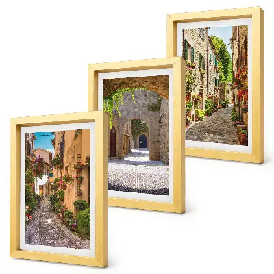 Tríptico com moldura retratando ruas italianas com flores e arquitetura paisagística