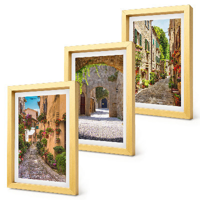 Tríptico com moldura Ruas italianas com flores e arquitetura paisagística.