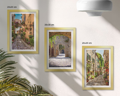 Tríptico com moldura Ruas italianas com flores e arquitetura paisagística.