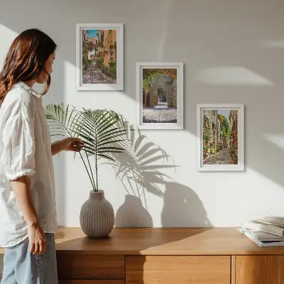 Tríptico com moldura retratando ruas italianas com flores e arquitetura paisagística