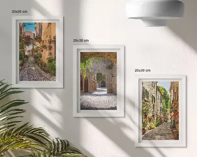 Tríptico com moldura retratando ruas italianas com flores e arquitetura paisagística