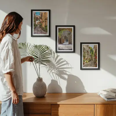 Tríptico com moldura retratando ruas italianas com flores e arquitetura paisagística