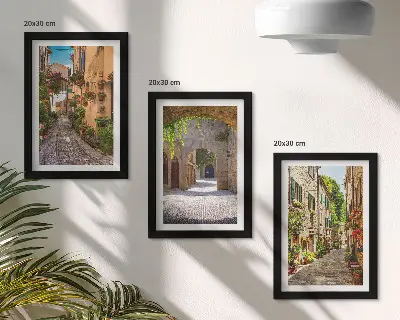 Tríptico com moldura retratando ruas italianas com flores e arquitetura paisagística