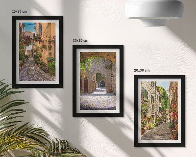 Tríptico com moldura Ruas italianas com flores e arquitetura paisagística.