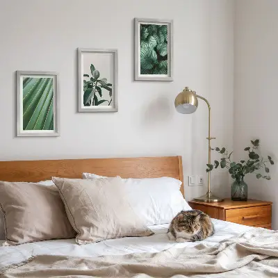 Conjunto de 3 quadros decorativos com estampas de folhas tropicais em vários tons de verde