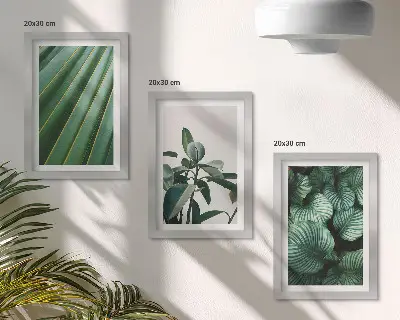 Conjunto de 3 quadros decorativos com estampas de folhas tropicais em vários tons de verde
