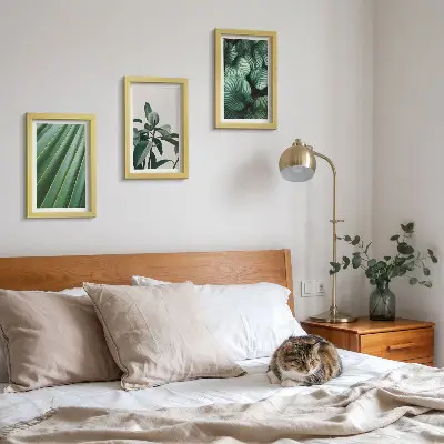 Conjunto de 3 quadros decorativos com estampas de folhas tropicais em vários tons de verde