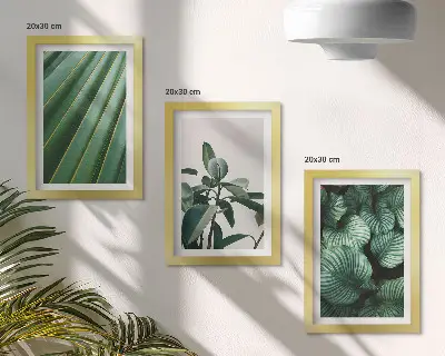 Conjunto de 3 quadros decorativos com estampas de folhas tropicais em vários tons de verde