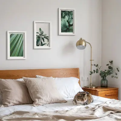 Conjunto de 3 quadros decorativos com estampas de folhas tropicais em vários tons de verde