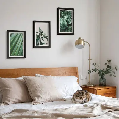 Conjunto de 3 quadros decorativos com estampas de folhas tropicais em vários tons de verde