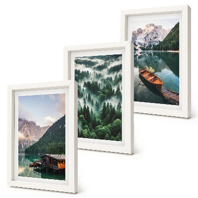 Conjunto de molduras com imagens Paisagens montanhosas com um lago, um barco e uma floresta na neblina.