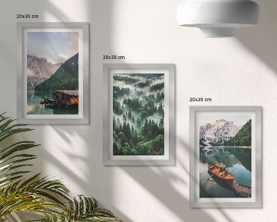 Conjunto de molduras com imagens Paisagens montanhosas com um lago, um barco e uma floresta na neblina.