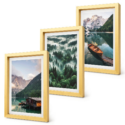 Conjunto de molduras com imagens Paisagens montanhosas com um lago, um barco e uma floresta na neblina.