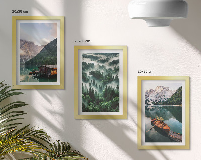 Conjunto de molduras com imagens Paisagens montanhosas com um lago, um barco e uma floresta na neblina.