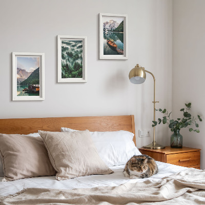 Conjunto de molduras com imagens Paisagens montanhosas com um lago, um barco e uma floresta na neblina.