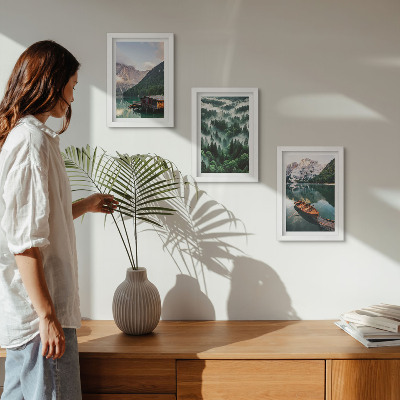 Conjunto de molduras com imagens Paisagens montanhosas com um lago, um barco e uma floresta na neblina.