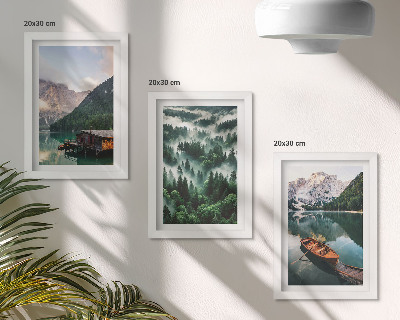 Conjunto de molduras com imagens Paisagens montanhosas com um lago, um barco e uma floresta na neblina.