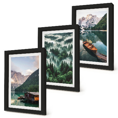Conjunto de molduras com imagens Paisagens montanhosas com um lago, um barco e uma floresta na neblina.