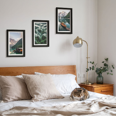 Conjunto de molduras com imagens Paisagens montanhosas com um lago, um barco e uma floresta na neblina.