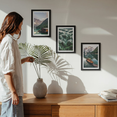 Conjunto de molduras com imagens Paisagens montanhosas com um lago, um barco e uma floresta na neblina.