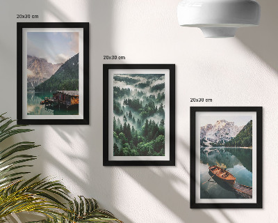 Conjunto de molduras com imagens Paisagens montanhosas com um lago, um barco e uma floresta na neblina.