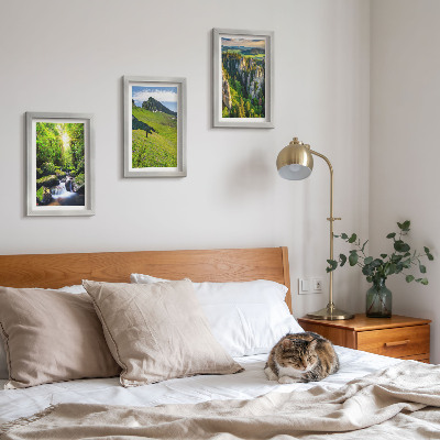 Conjunto de 3 quadros decorativos Paisagens montanhosas verdejantes com cachoeira e floresta.