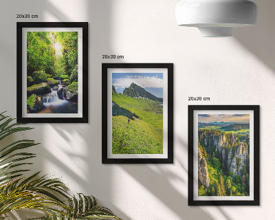 Conjunto de 3 quadros decorativos Paisagens montanhosas verdejantes com cachoeira e floresta.