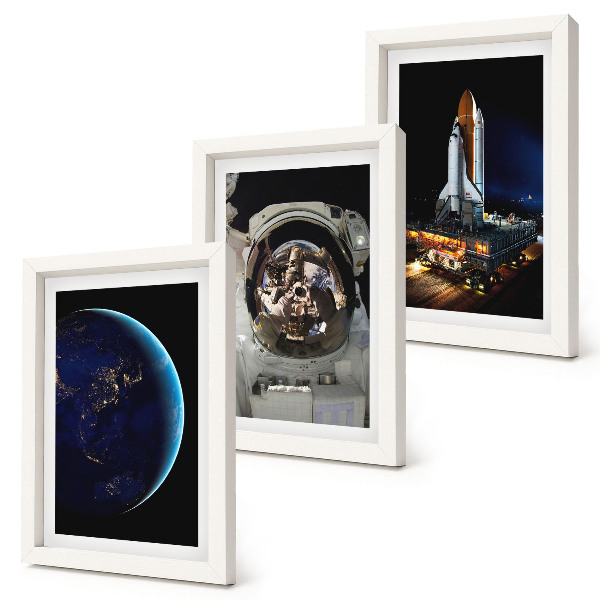 Conjunto de 3 quadros decorativos Vistas do espaço com a Terra, um astronauta e um foguete.