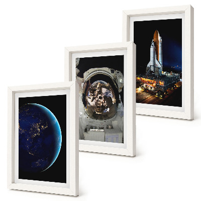 Conjunto de 3 quadros decorativos Vistas do espaço com a Terra, um astronauta e um foguete.