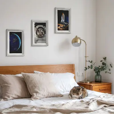 Conjunto de 3 quadros decorativos com vistas do espaço contendo a Terra, um astronauta e um foguete