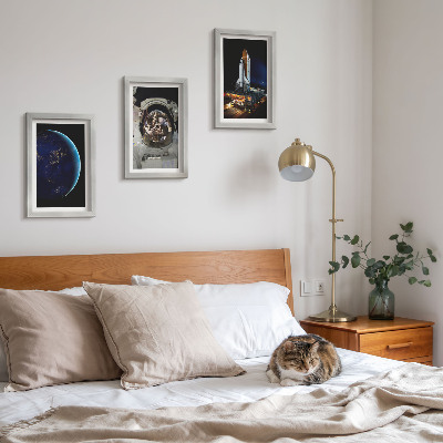 Conjunto de 3 quadros decorativos Vistas do espaço com a Terra, um astronauta e um foguete.