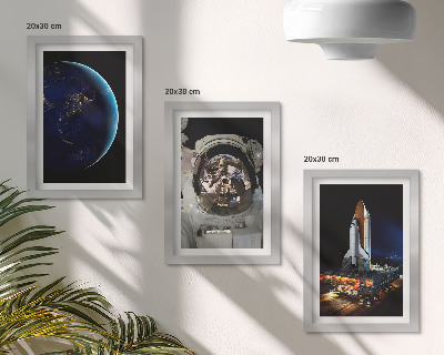 Conjunto de 3 quadros decorativos Vistas do espaço com a Terra, um astronauta e um foguete.