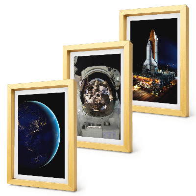 Conjunto de 3 quadros decorativos Vistas do espaço com a Terra, um astronauta e um foguete.