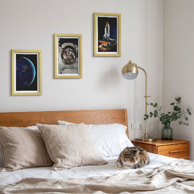 Conjunto de 3 quadros decorativos Vistas do espaço com a Terra, um astronauta e um foguete.