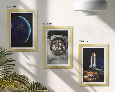 Conjunto de 3 quadros decorativos com vistas do espaço contendo a Terra, um astronauta e um foguete