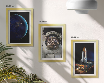 Conjunto de 3 quadros decorativos Vistas do espaço com a Terra, um astronauta e um foguete.