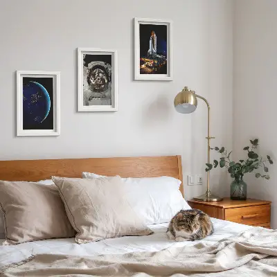 Conjunto de 3 quadros decorativos com vistas do espaço contendo a Terra, um astronauta e um foguete