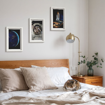 Conjunto de 3 quadros decorativos Vistas do espaço com a Terra, um astronauta e um foguete.