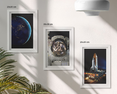Conjunto de 3 quadros decorativos Vistas do espaço com a Terra, um astronauta e um foguete.