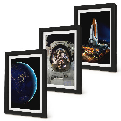 Conjunto de 3 quadros decorativos Vistas do espaço com a Terra, um astronauta e um foguete.