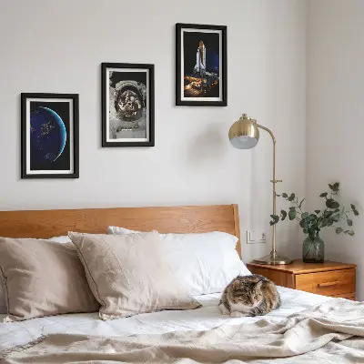 Conjunto de 3 quadros decorativos com vistas do espaço contendo a Terra, um astronauta e um foguete