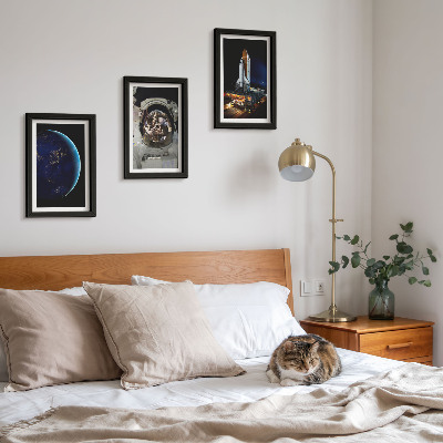 Conjunto de 3 quadros decorativos Vistas do espaço com a Terra, um astronauta e um foguete.