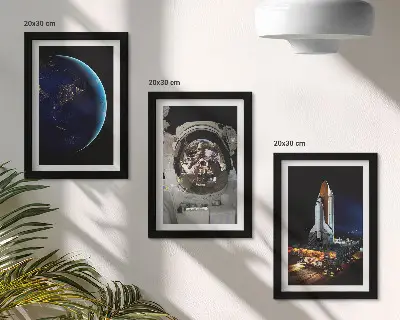 Conjunto de 3 quadros decorativos com vistas do espaço contendo a Terra, um astronauta e um foguete