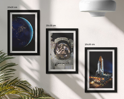 Conjunto de 3 quadros decorativos Vistas do espaço com a Terra, um astronauta e um foguete.